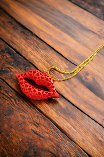 Pucker up necklace