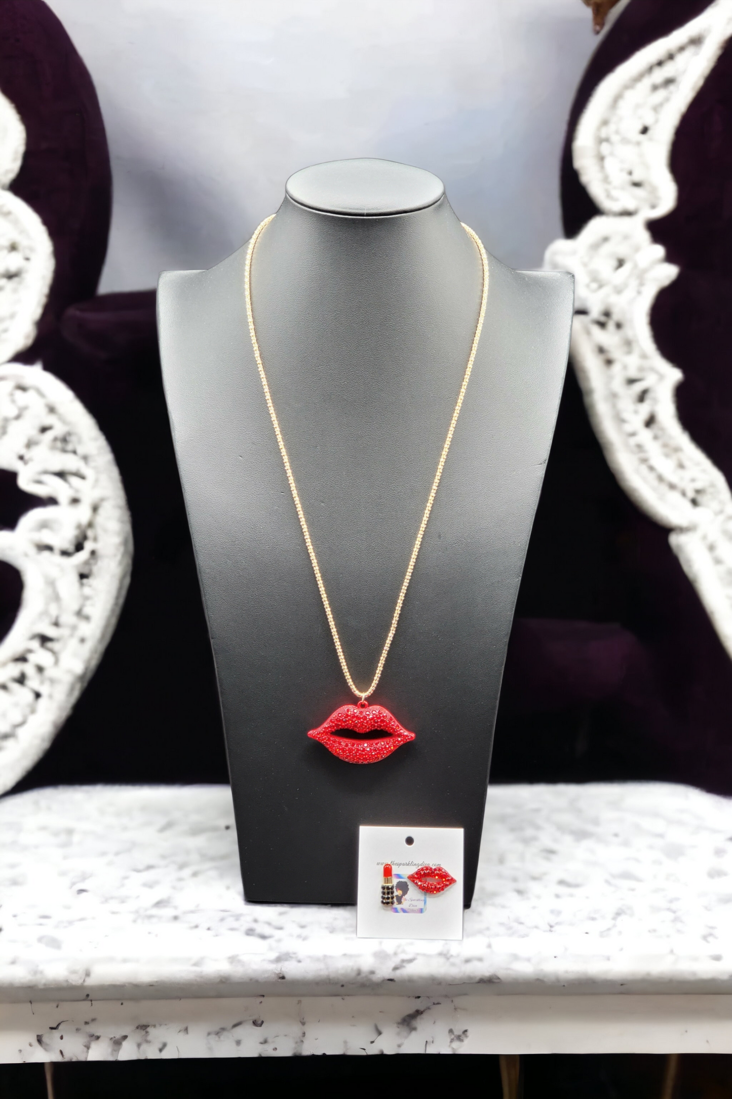 Pucker up necklace