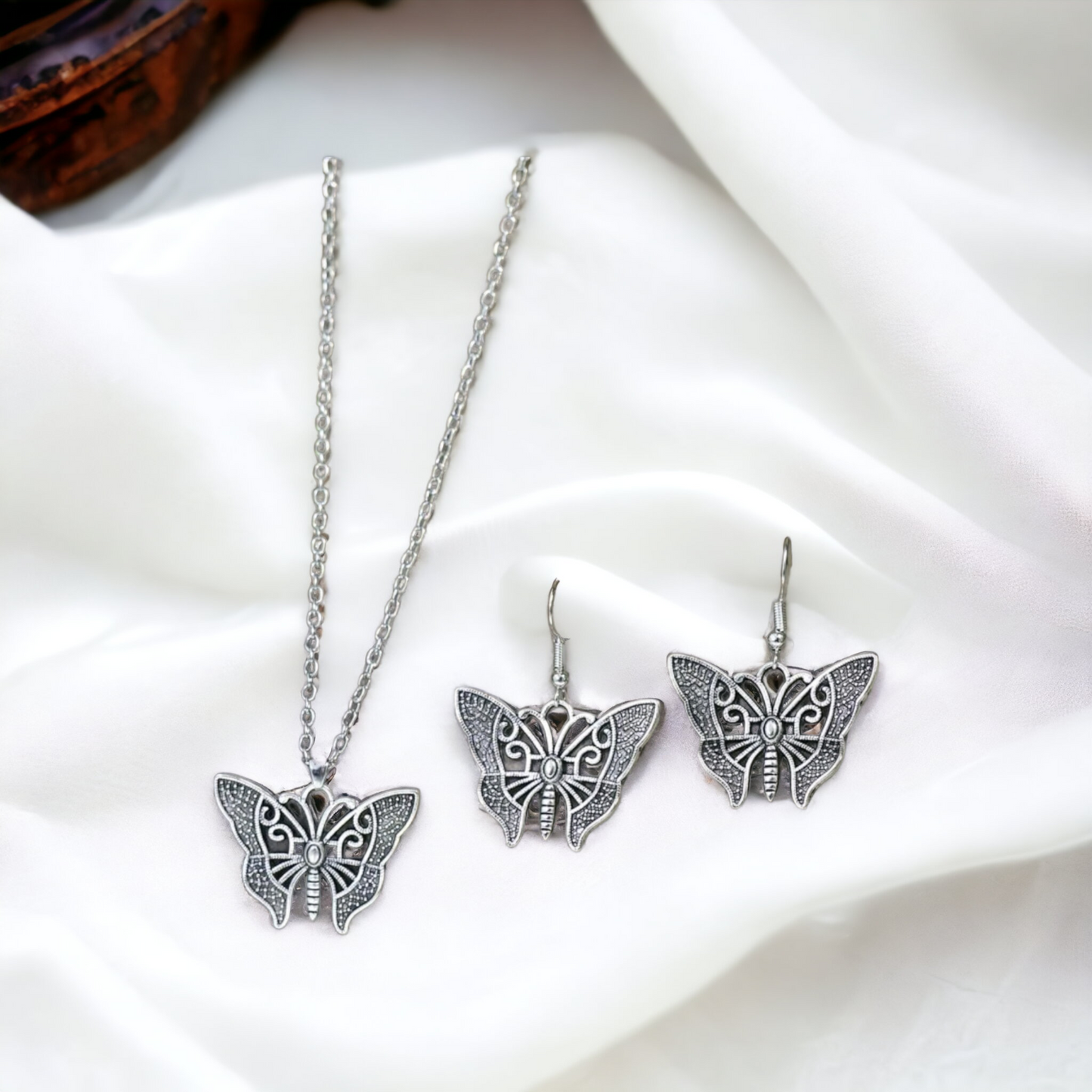 Fly with me necklace set