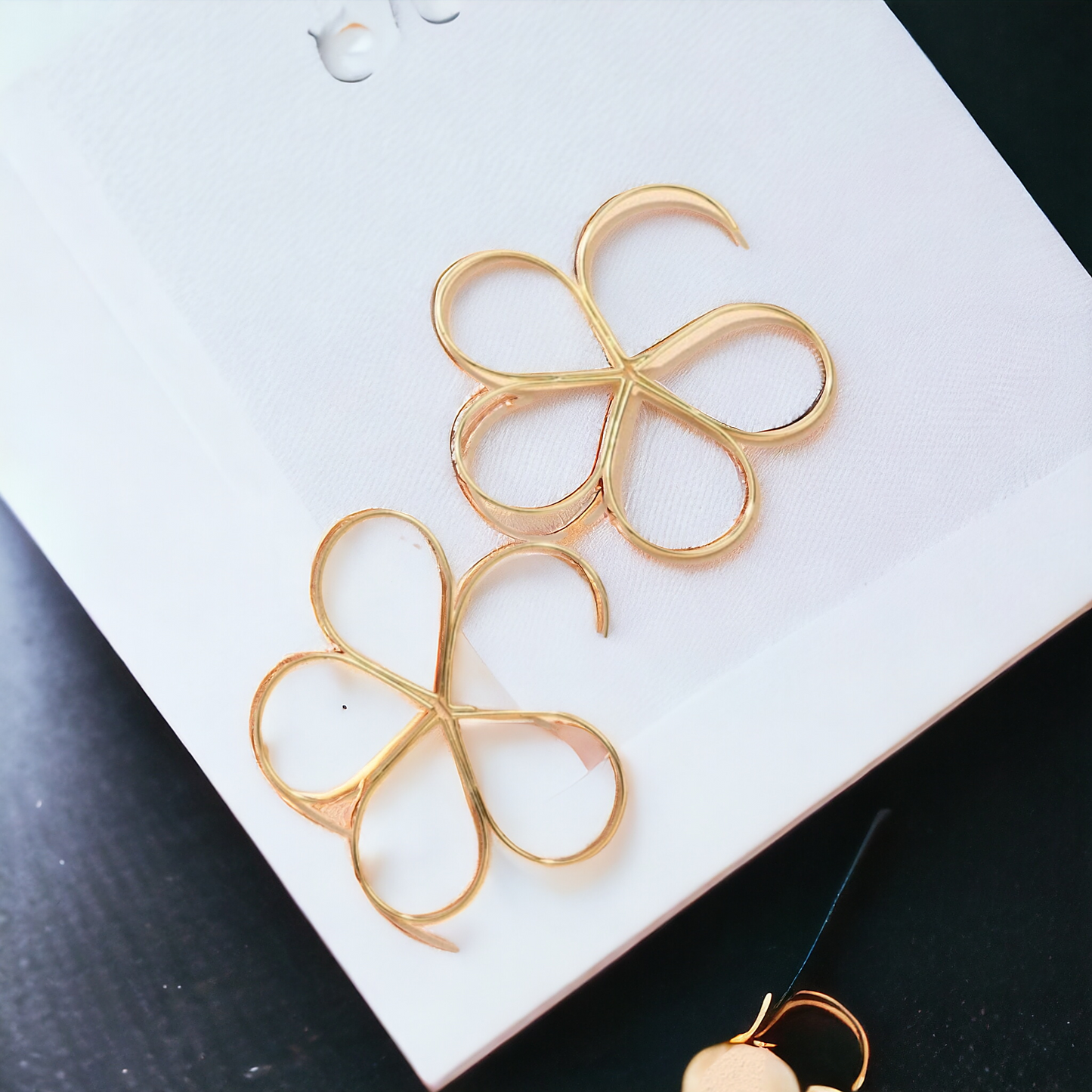 Flower wire earrings