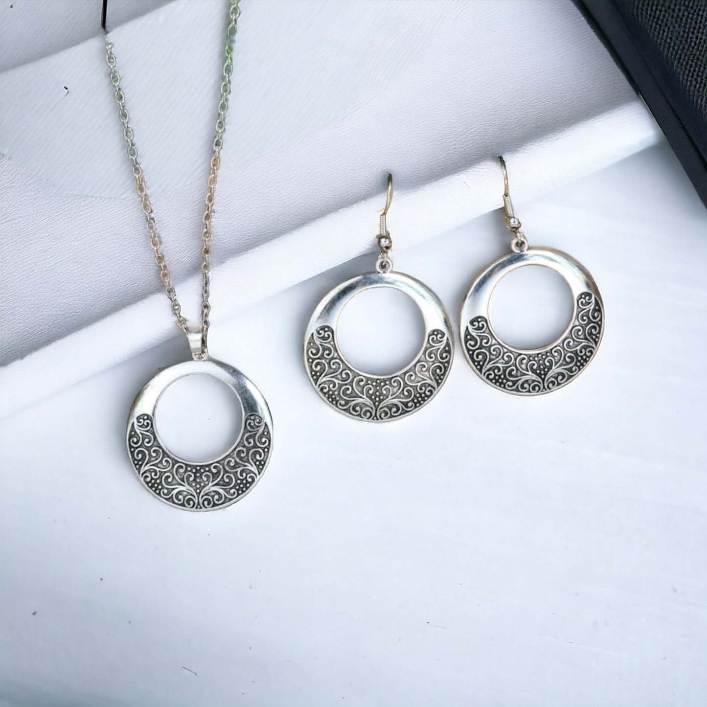 Silver swirl necklace set