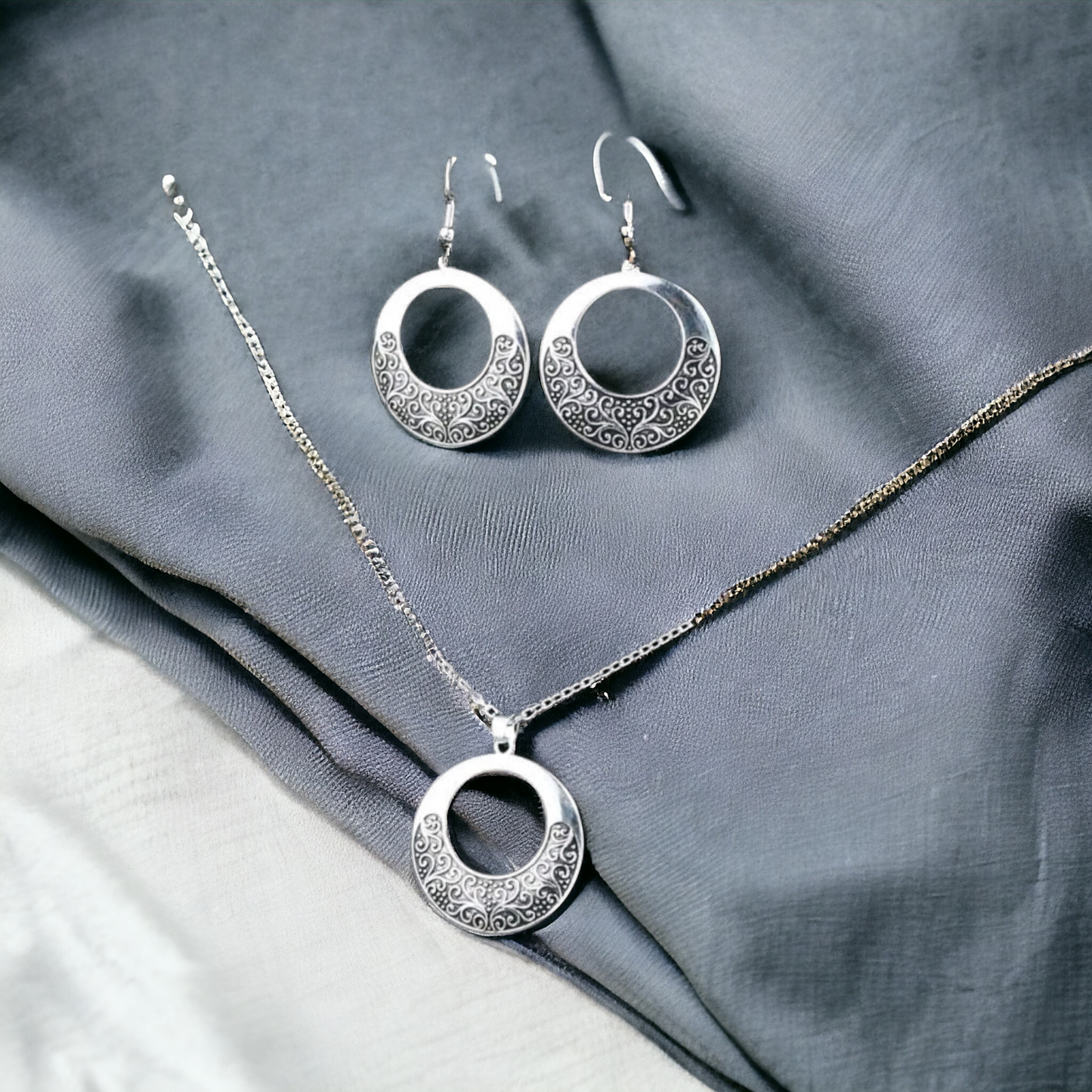 Silver swirl necklace set
