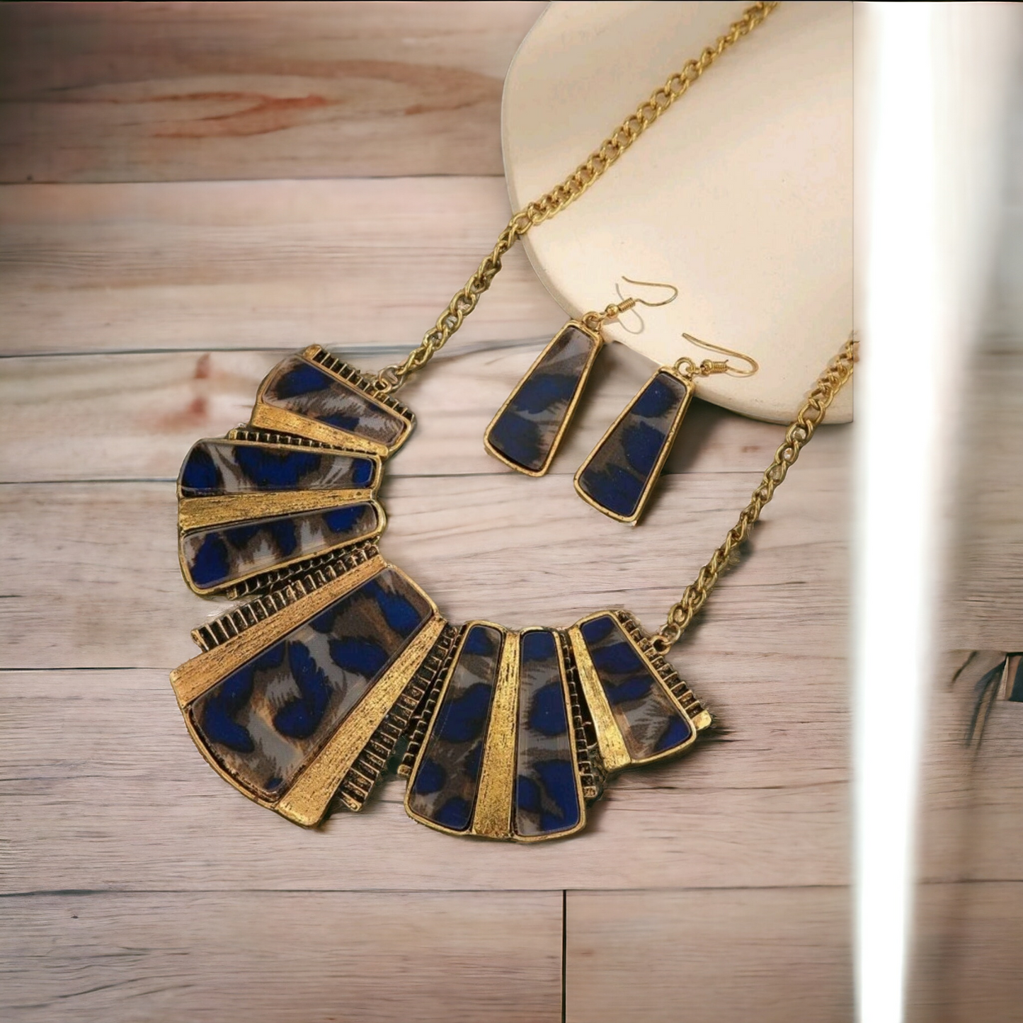 On the prowl necklace set