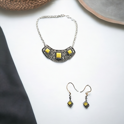 Feeling Inde-PENDANT - Yellow necklace