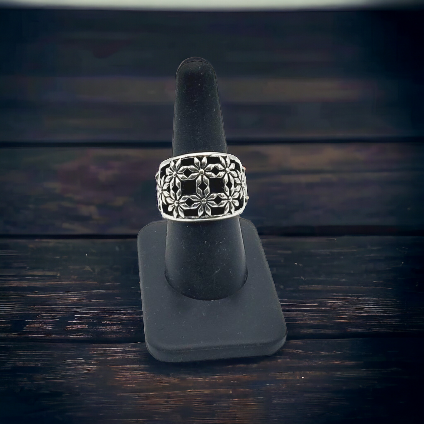 Silver flower bed ring