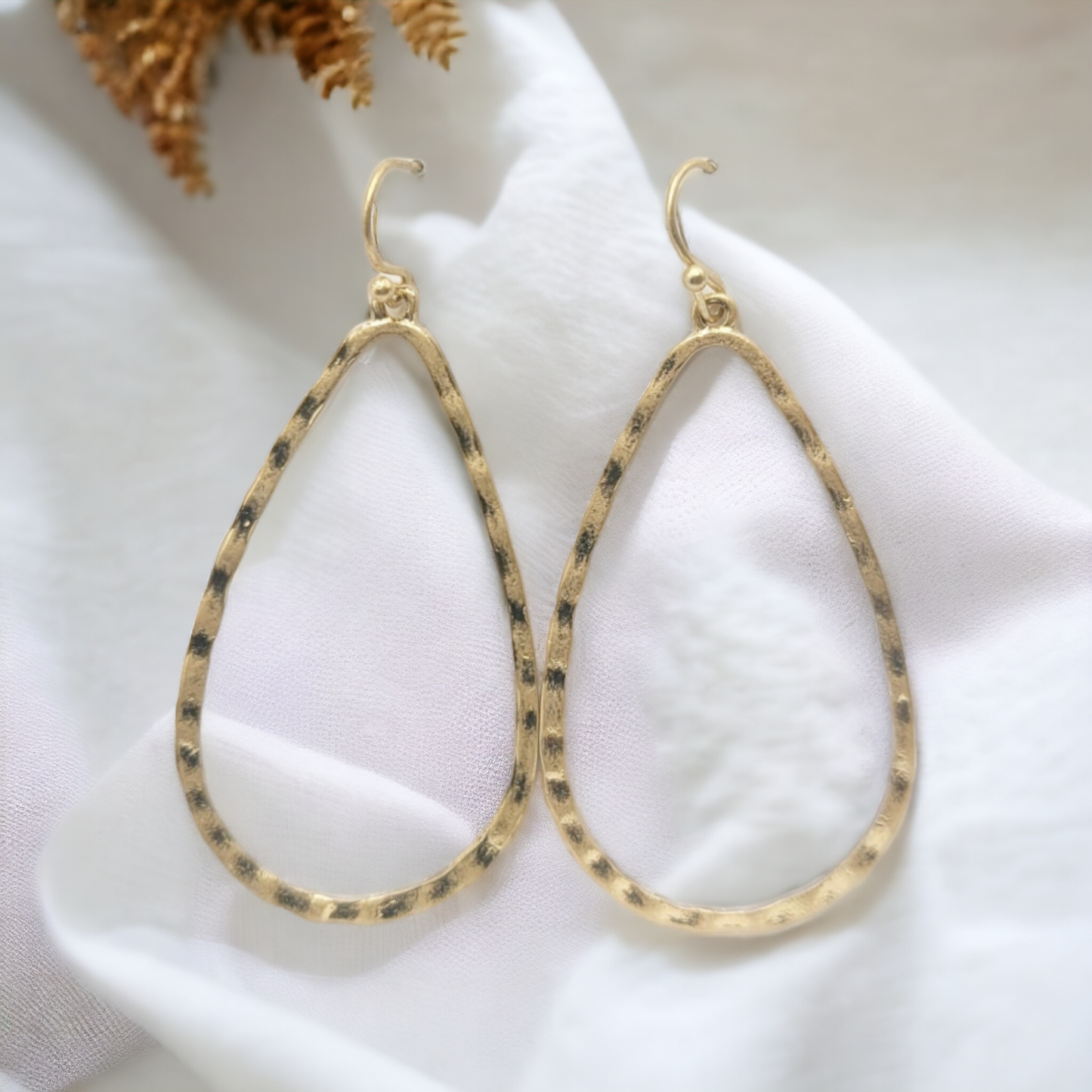 Simplistic drop earrings