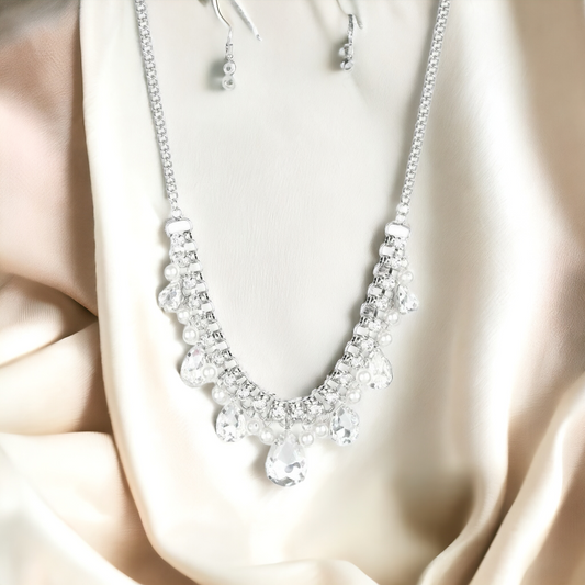 Knockout Queen - White necklace