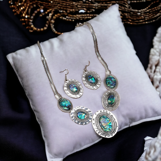 The ocean waves necklace set