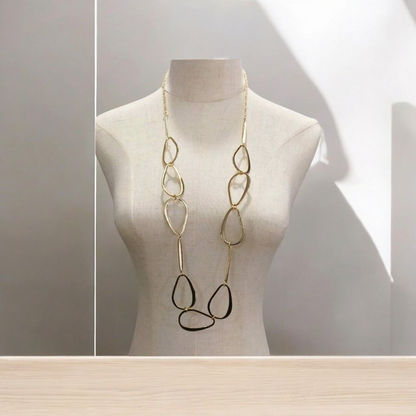 Loose linked necklace