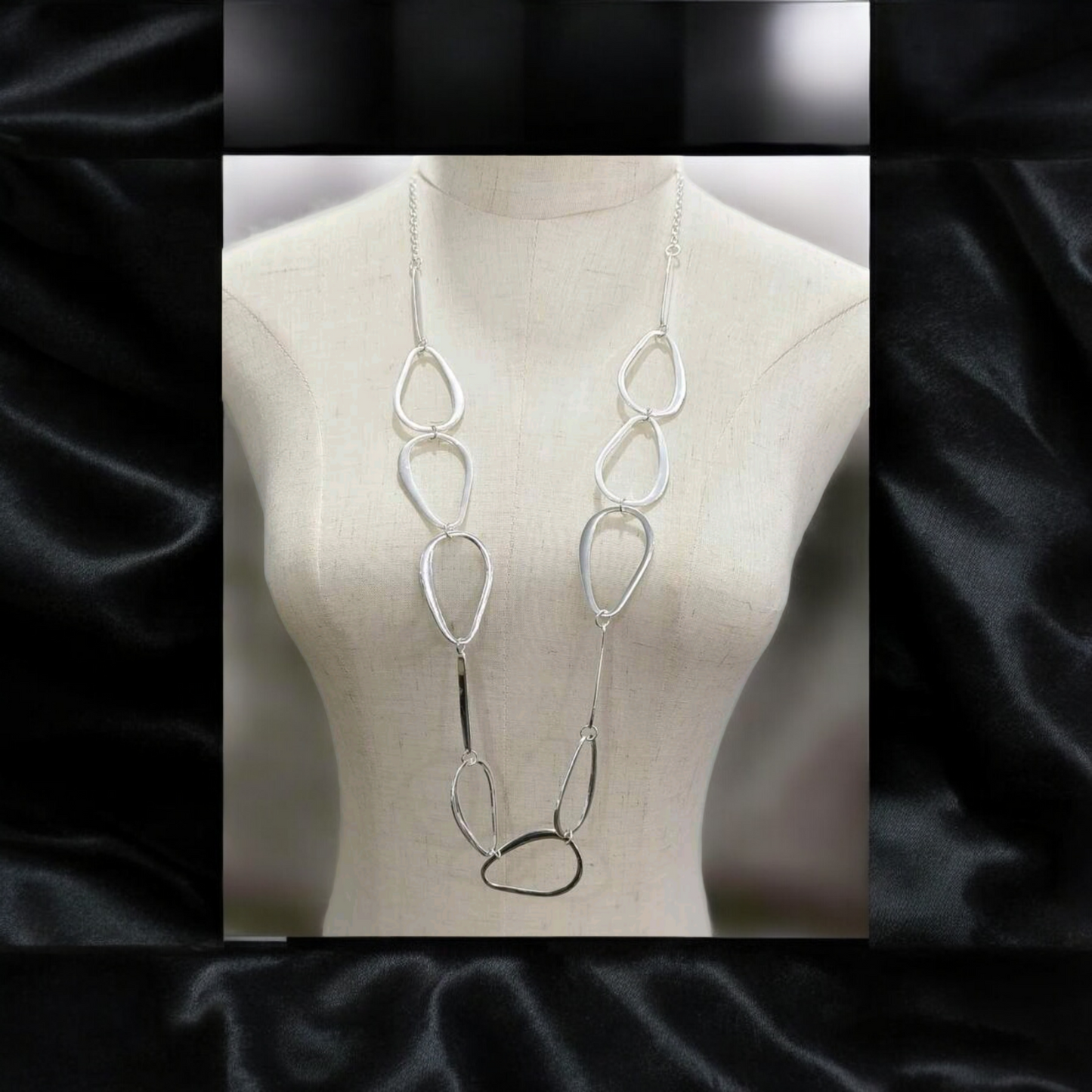 Loose linked necklace