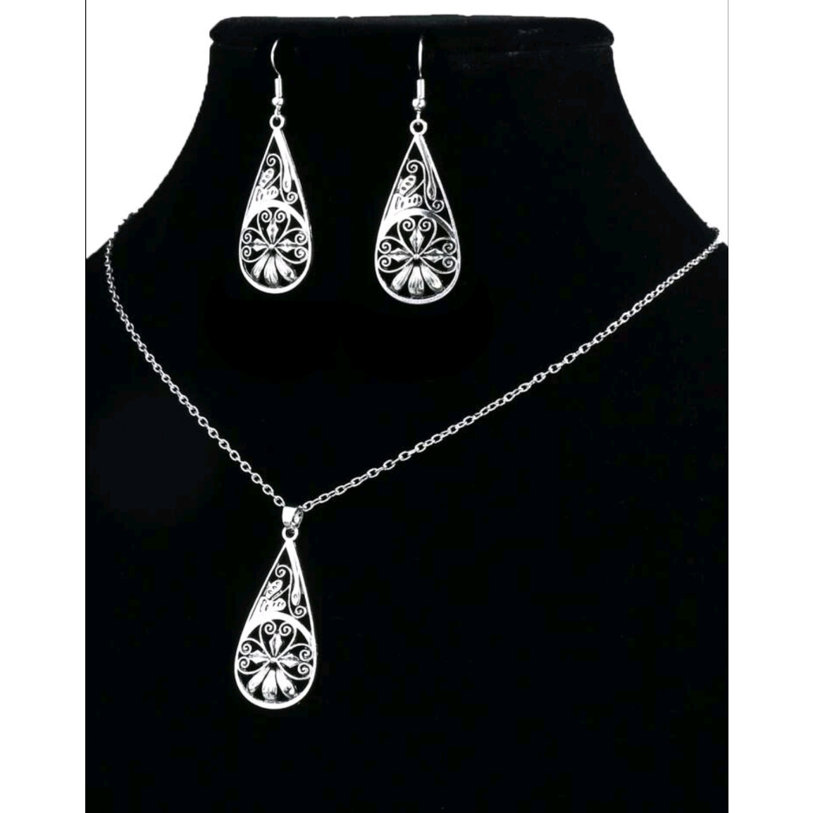 Spinning flowers necklace set